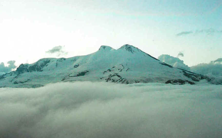 Elbrus. vasakpoolne tipp 5642, parempoolne 5621m.